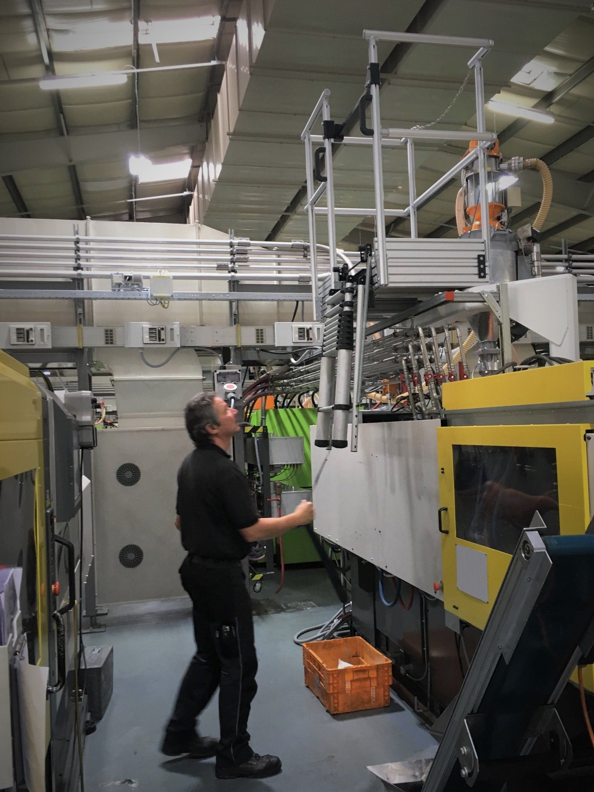 Ein Mann arbeitet an einer Maschine in einer Fabrik