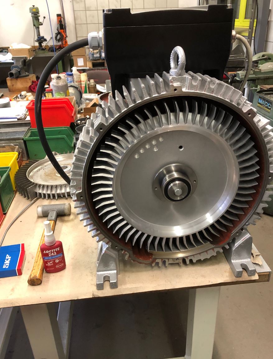 Auf einem Tisch steht ein großer Motor.