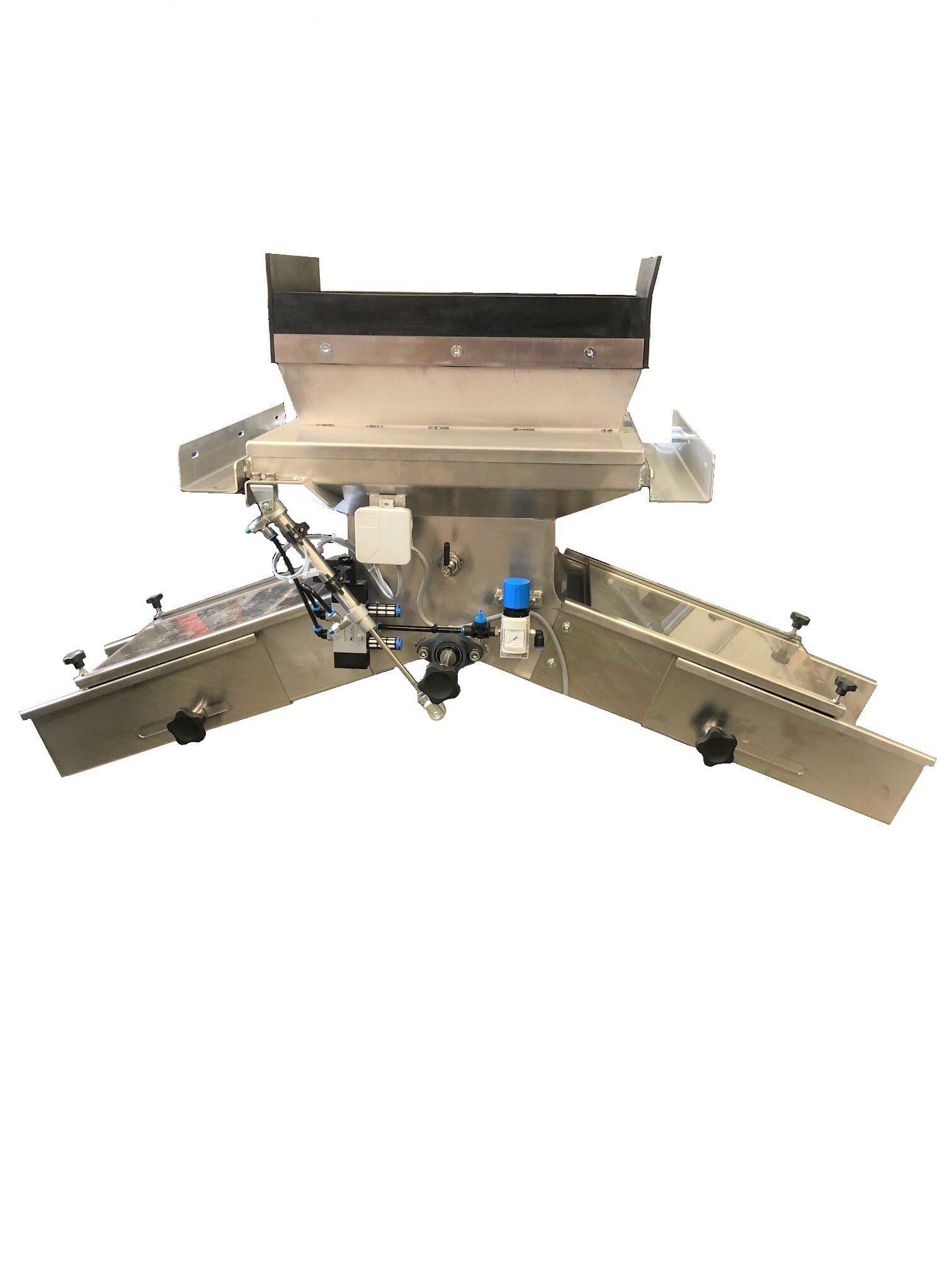 Auf einer weißen Oberfläche steht eine Maschine aus Edelstahl.