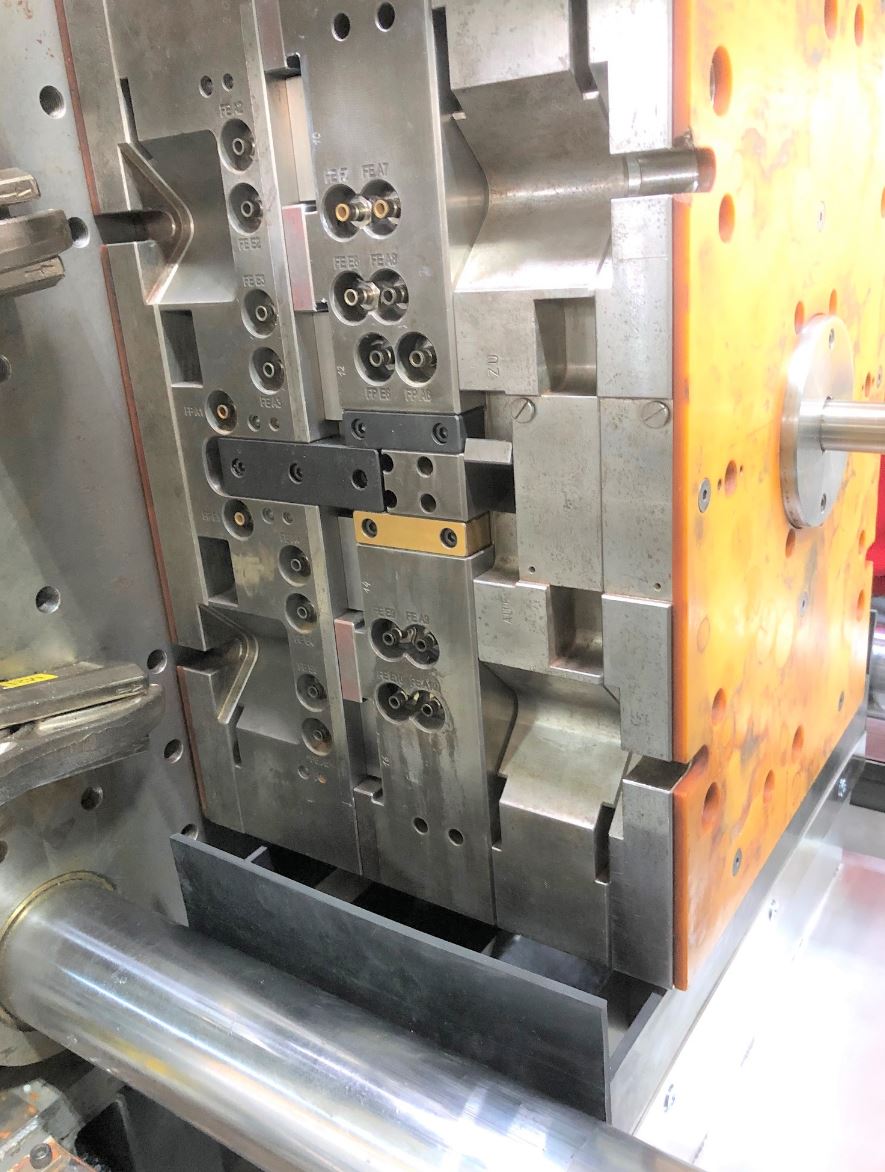 Auf einem Tisch steht eine große Metallbox mit Löchern.