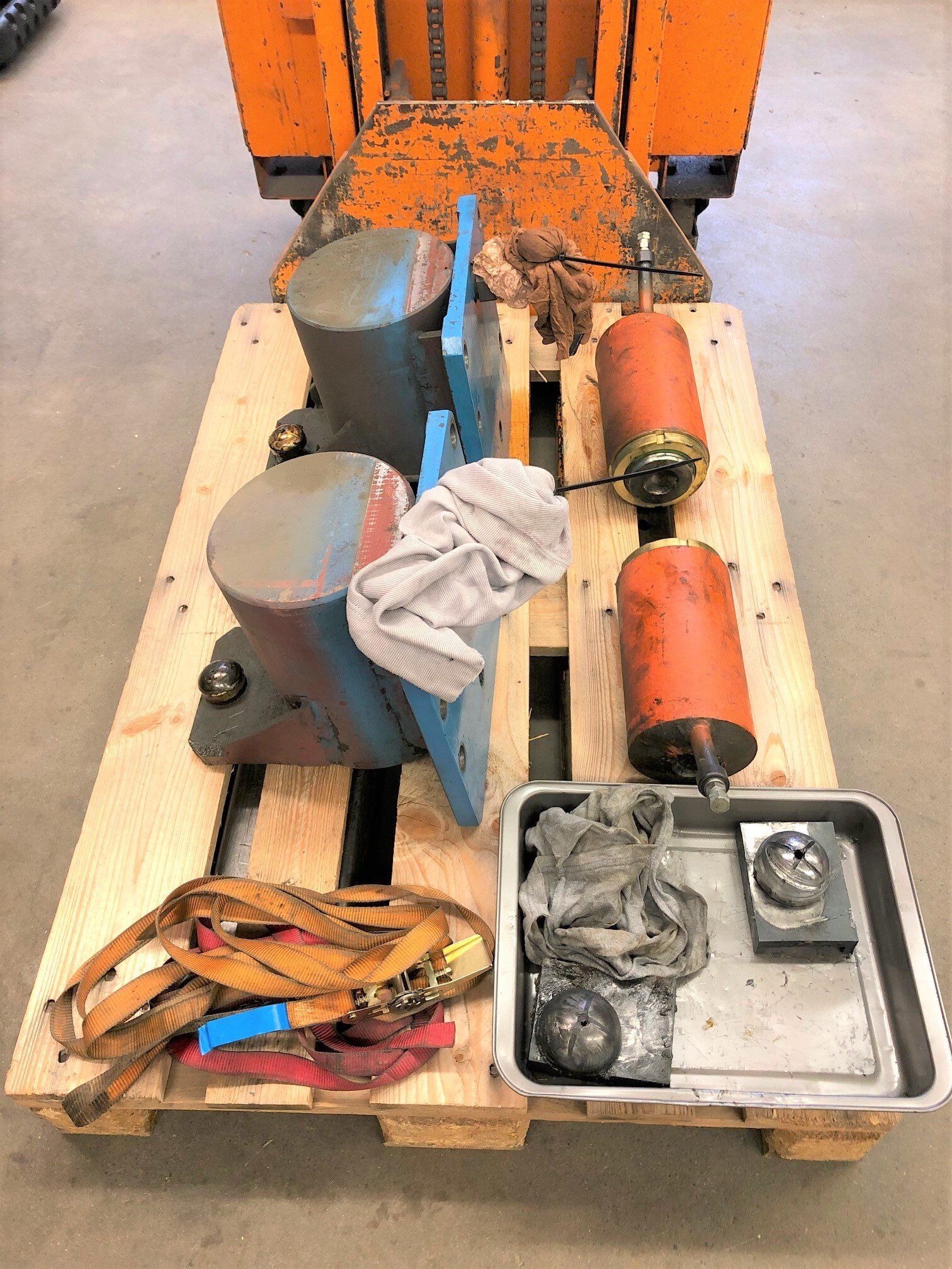 Eine Holzpalette mit einer Reihe von Ausrüstungsgegenständen darauf.