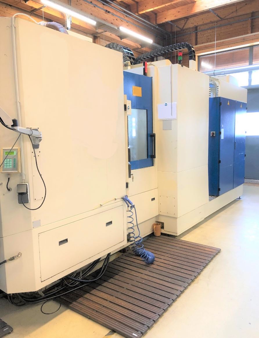 In einem Raum steht eine Maschine auf einer Matte.