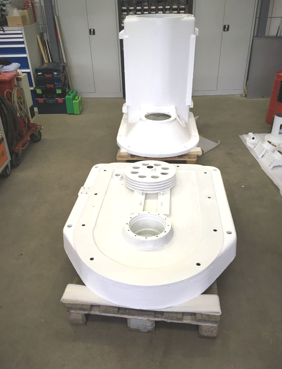 Eine weiße Toilette steht auf einer Palette in einem Raum