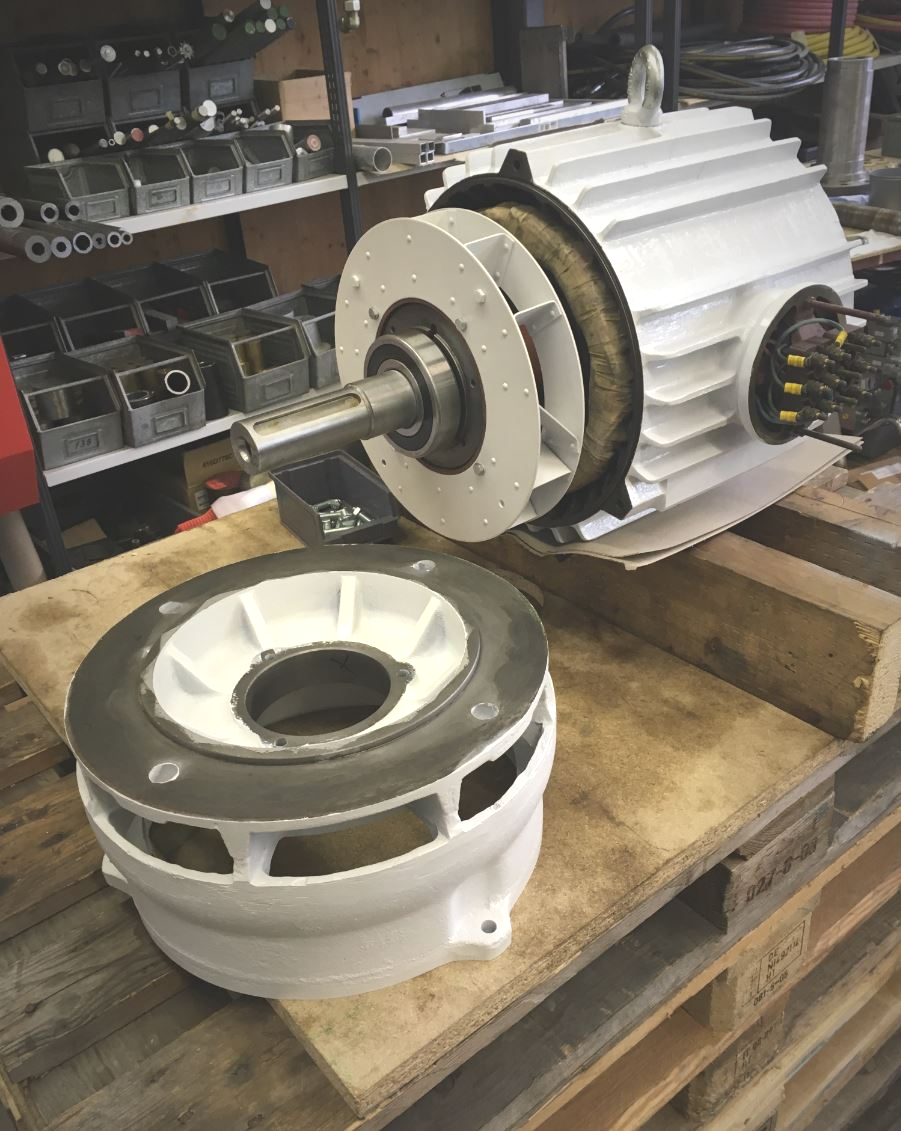 Ein Motor sitzt auf einer Holzpalette.