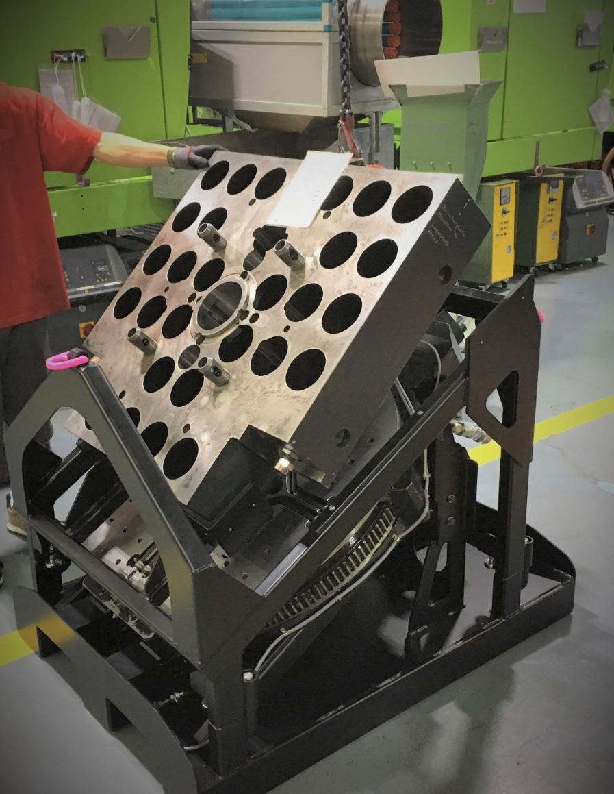 Ein Mann arbeitet an einer Maschine in einer Fabrik