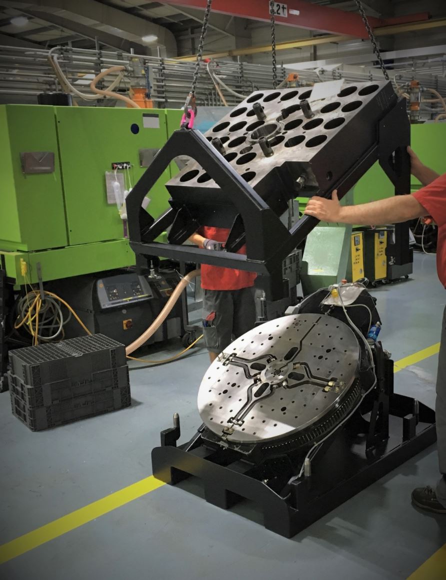 Ein Mann arbeitet in einer Fabrik an einer Maschine.