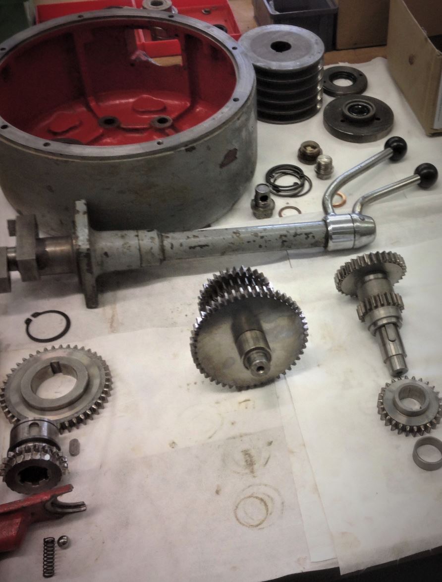 Ein Haufen Zahnräder liegen auf einem Tisch