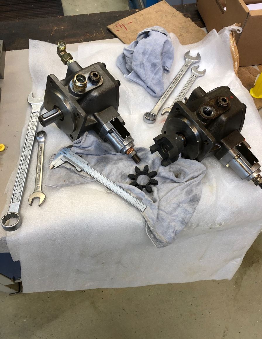 Ein Tisch mit einem Haufen Werkzeug darauf