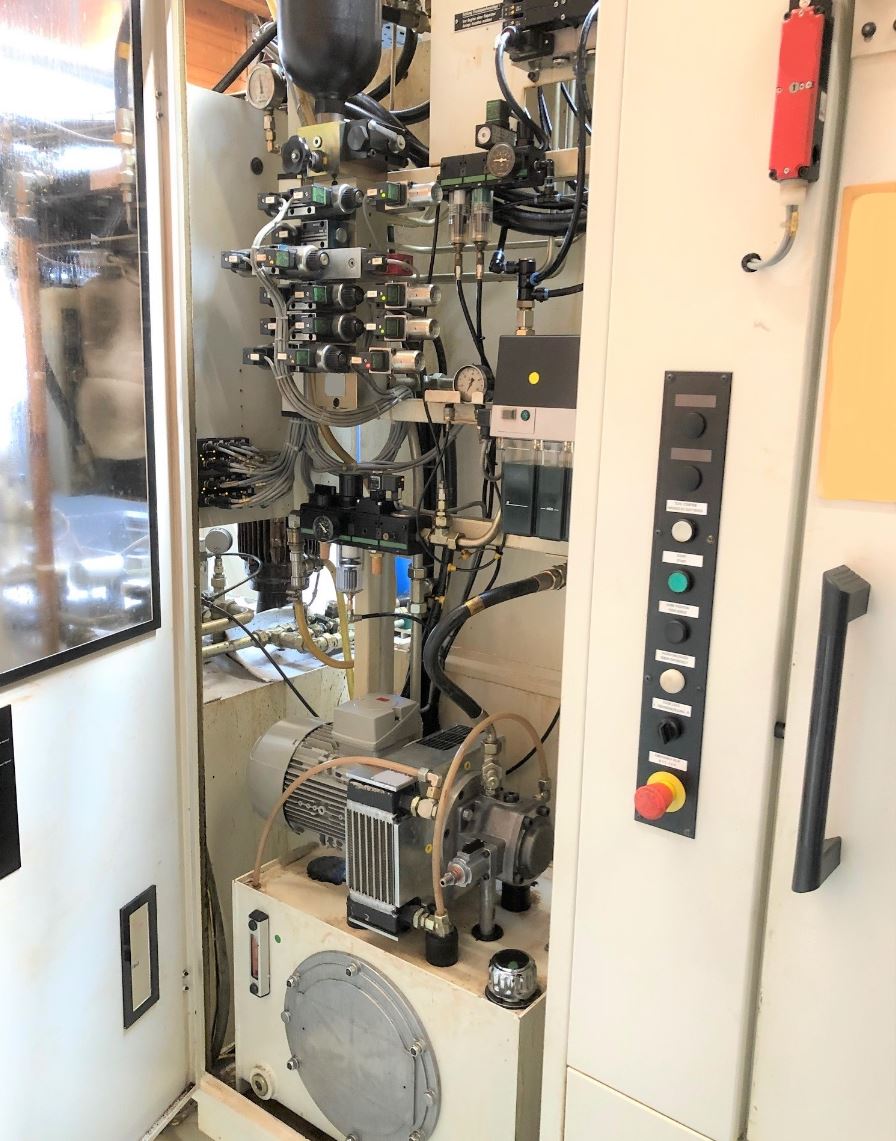 Eine Maschine, aus der viele Drähte herauskommen