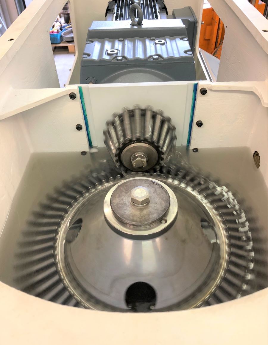 Eine Nahaufnahme eines Zahnrads in einer Maschine.