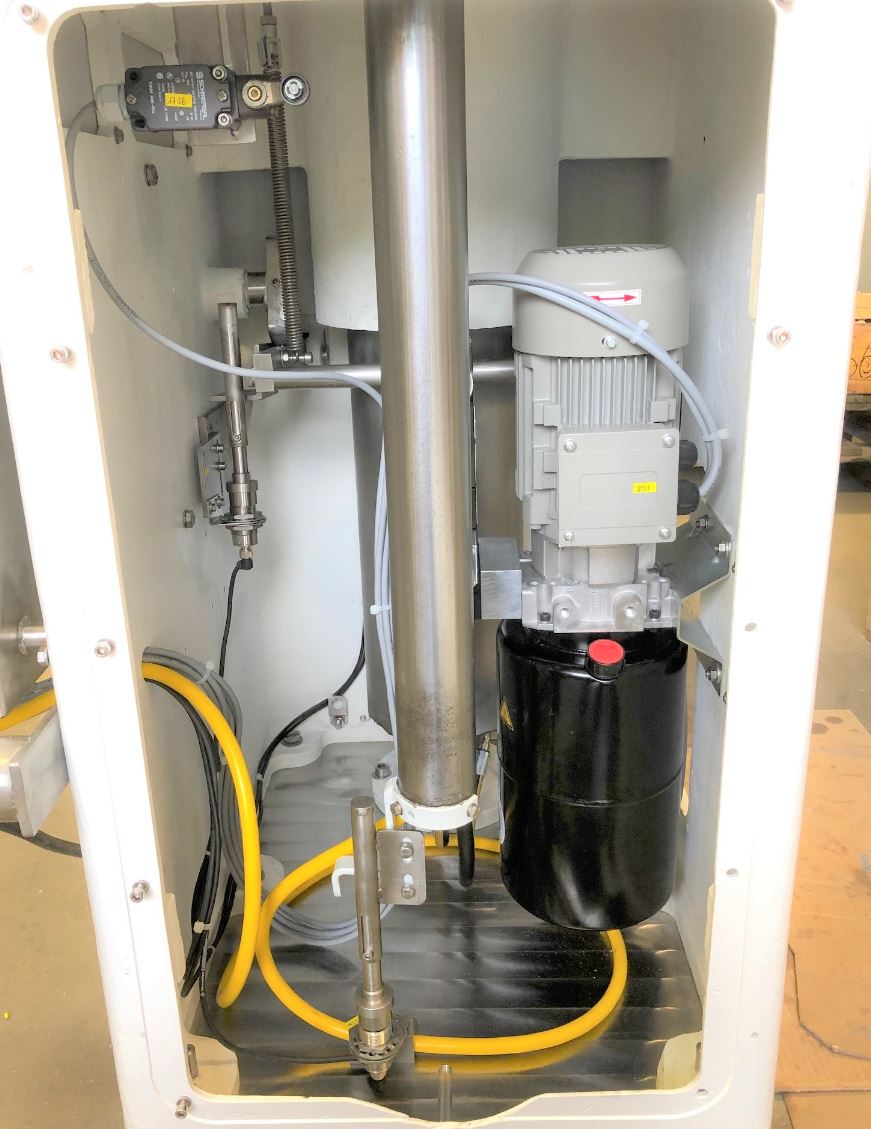 Das Innere einer Maschine mit Motor und Rohren