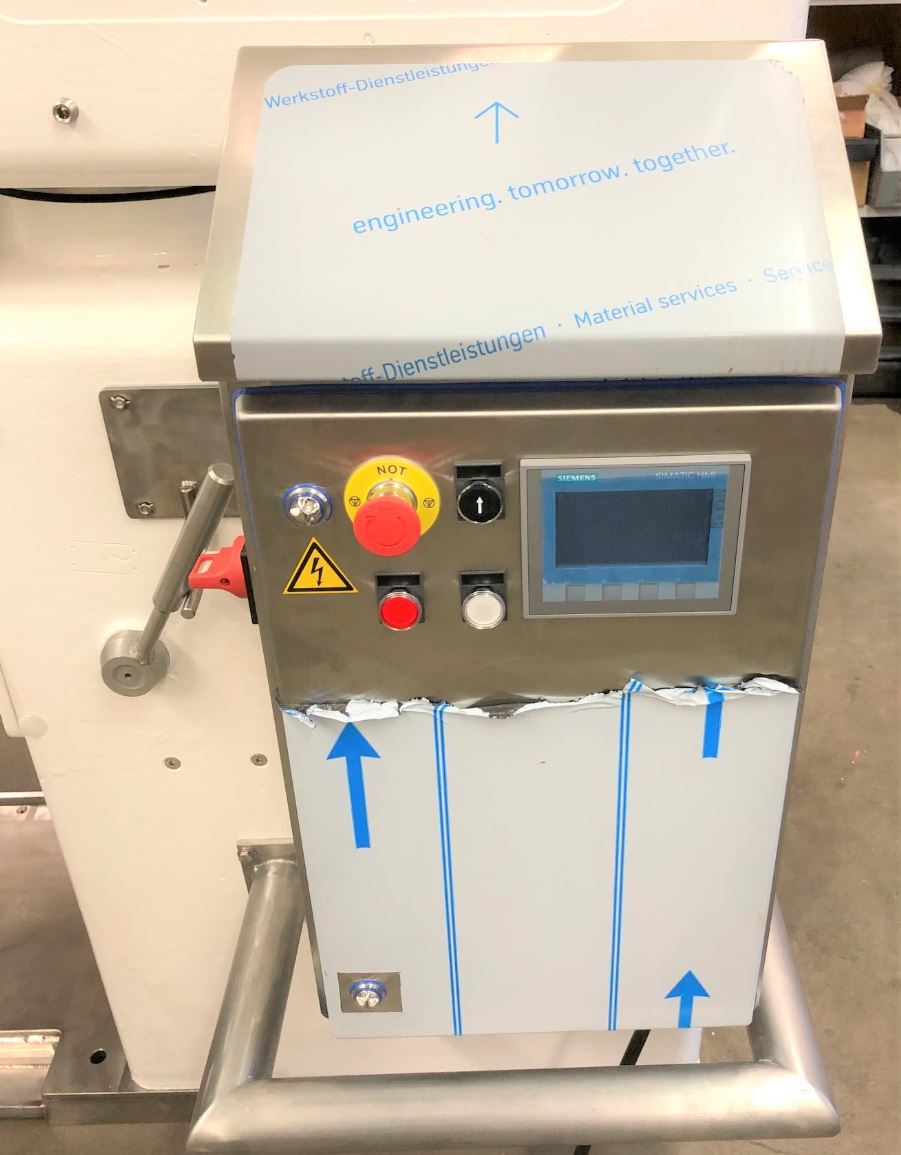 Eine Edelstahlmaschine mit Bildschirm und Knöpfen