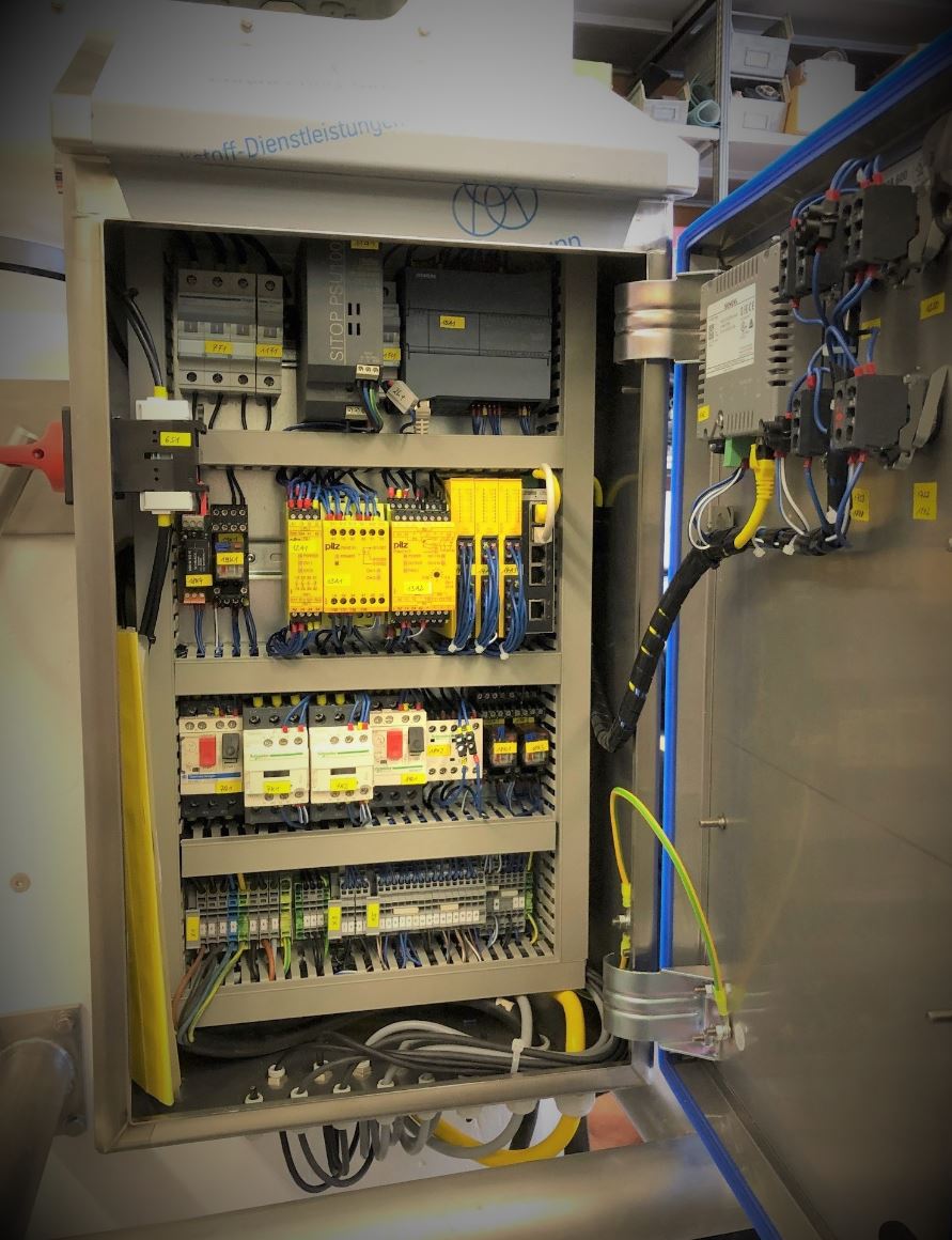 Das Innere eines Edelstahl-Schaltkastens mit geöffneter Tür.