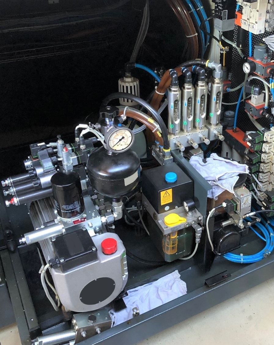 Eine Nahaufnahme einer Maschine mit einem roten Knopf darauf