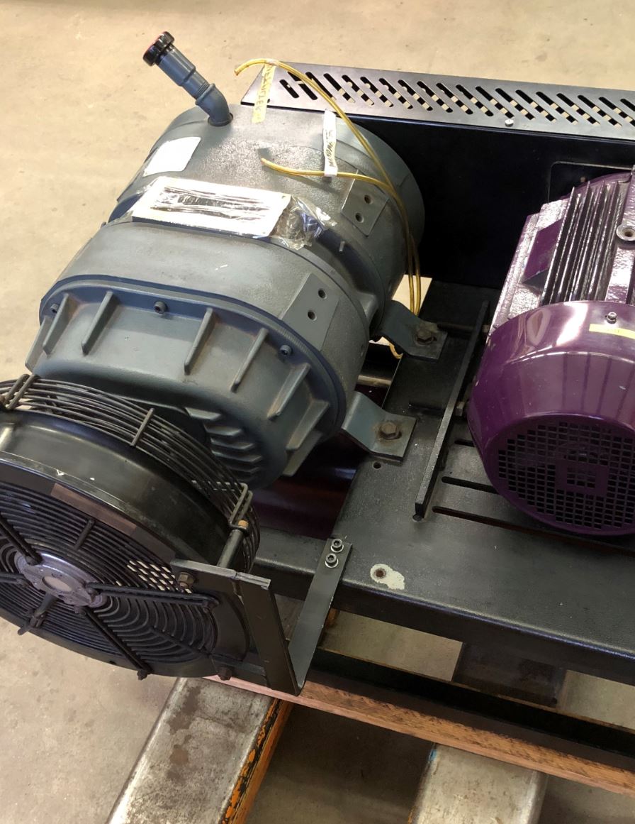 Ein lila Motor sitzt auf einer Palette