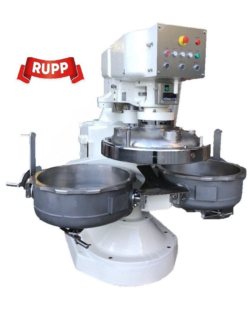 Ein Mixer mit drei Schüsseln darauf auf einem weißen Hintergrund.