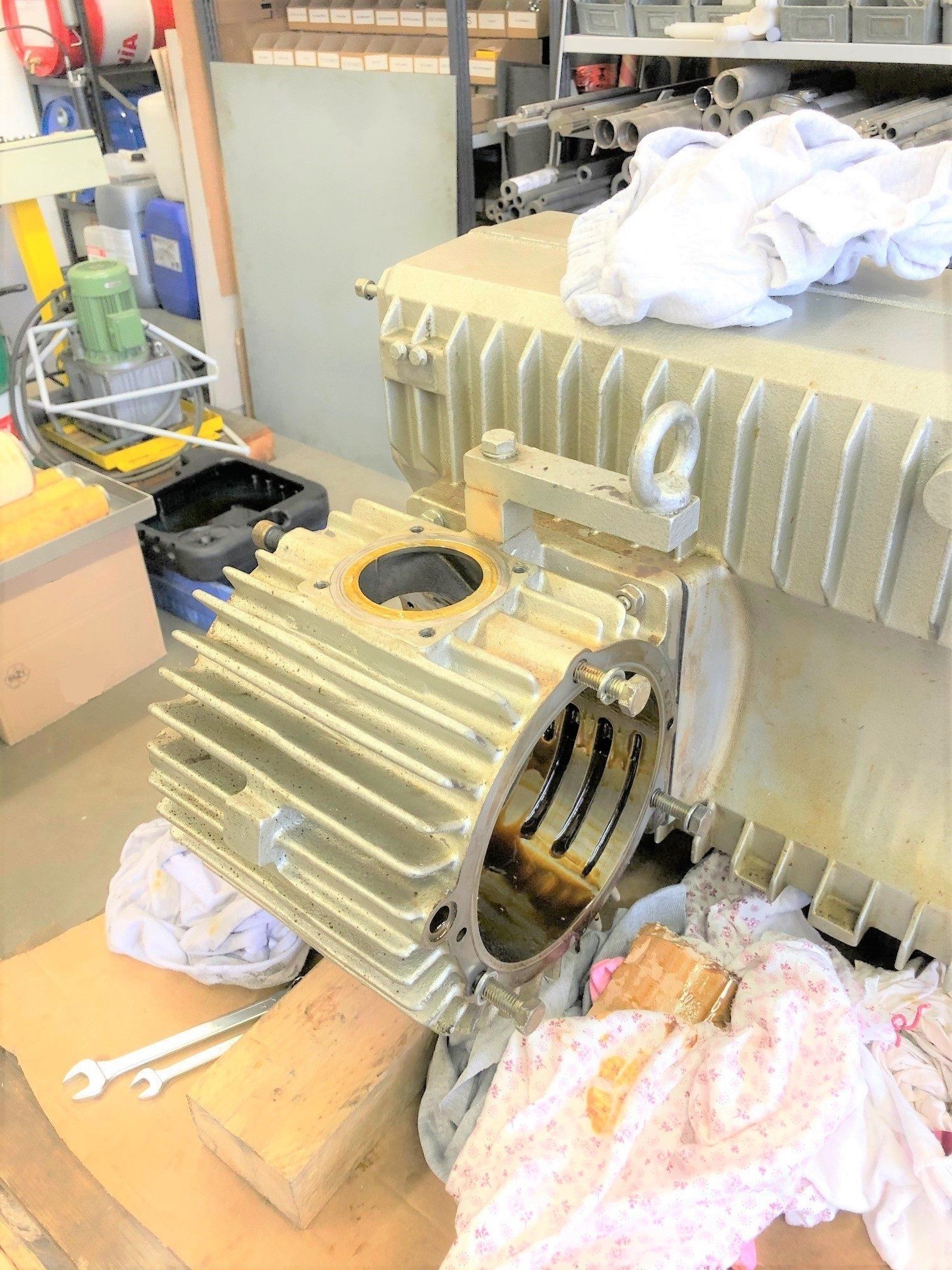 Auf einem Holztisch liegt ein großes Metallobjekt.