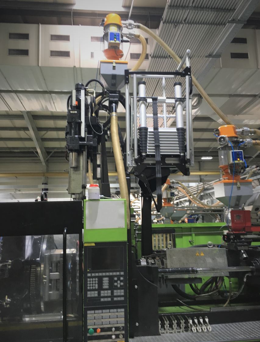 Eine Maschine in einer Fabrik mit einem Schild darüber, auf dem steht „eee“