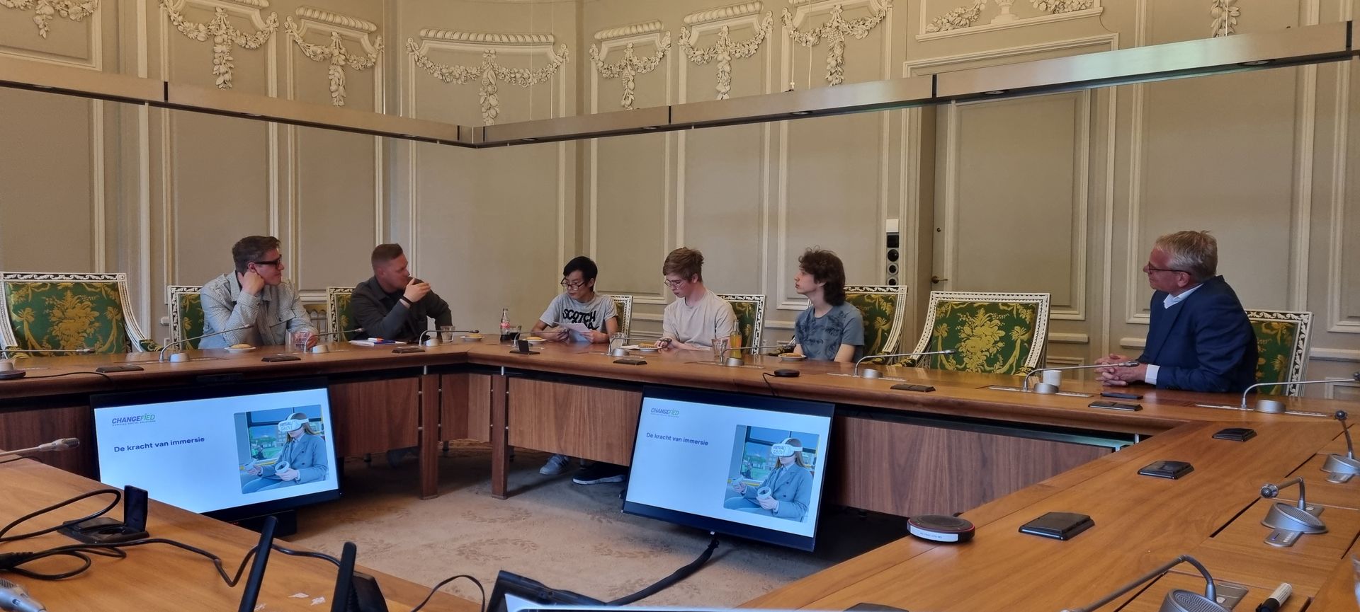 Los estudiantes de Heliomare viajan de forma independiente en tren hasta el edificio del gobierno provincial en Haarlem