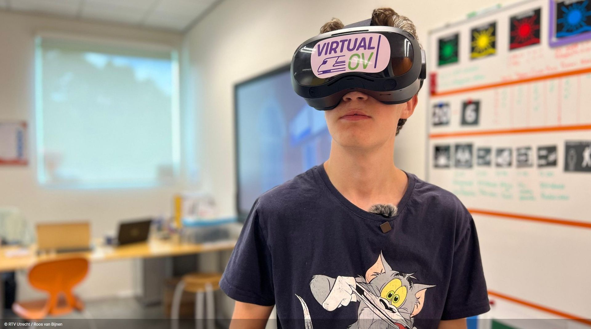 Jongen met VR-bril traint in Virtual Reality om zelfstandig met het openbaar Vervoer te gaan reizen