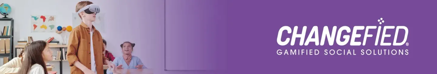 Un étudiant portant un casque de réalité virtuelle se trouve dans une pièce avec d'autres personnes.