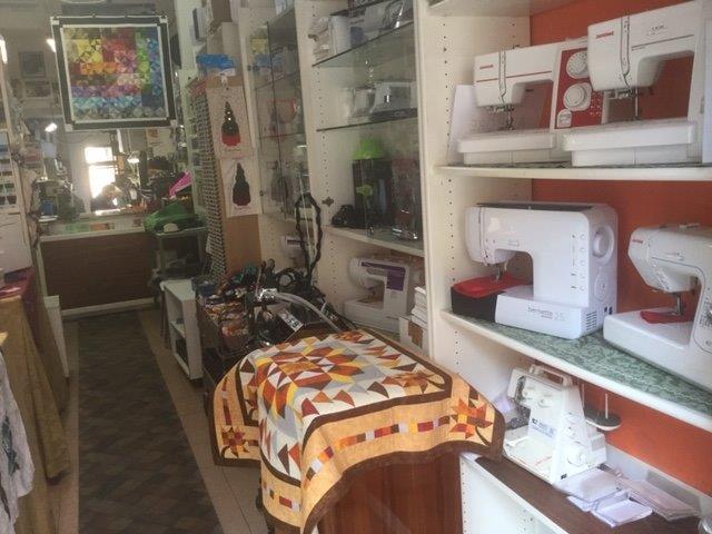 interni del negozio di cucito