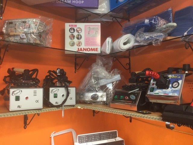 esposizione con ferri da stiro