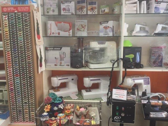 esposizione di macchine per cucito