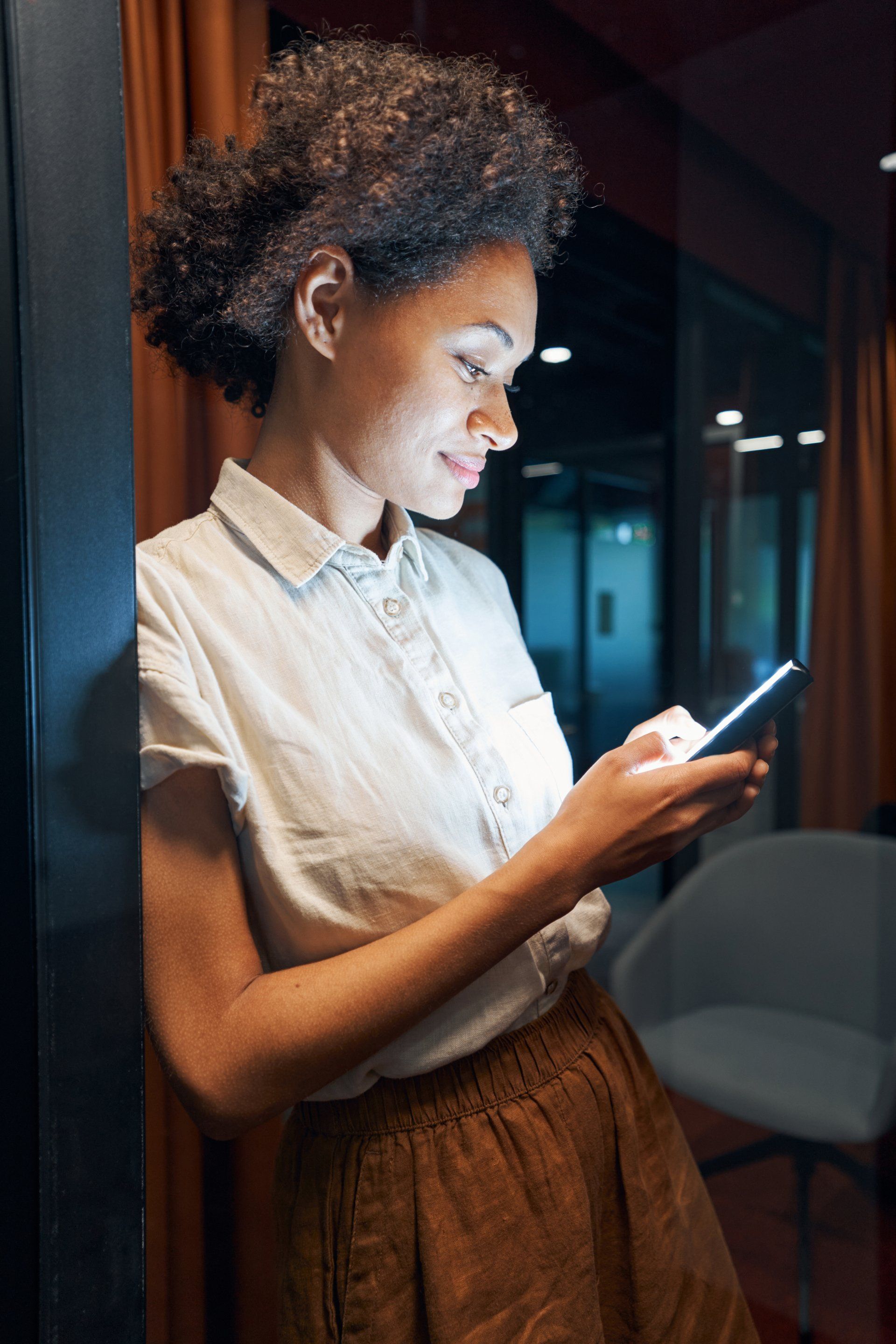 women-on-cellphone-using-database