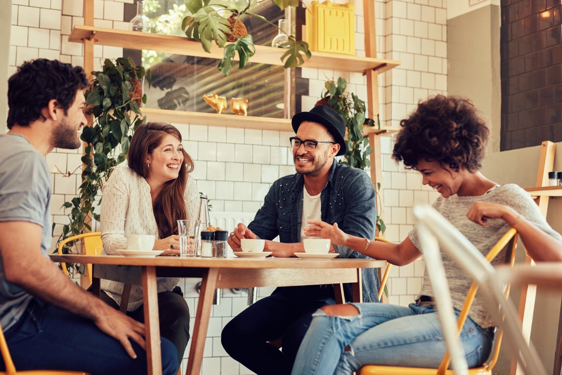 A group of people are sitting at a table in a restaurant.