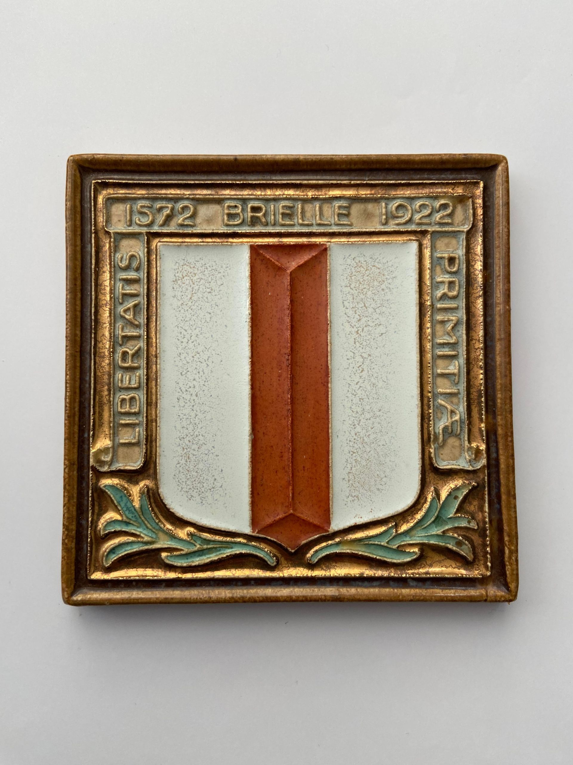 PFtegel Porceleyne Fles Cloisonné wapentegel Brielle. Rear Royal Delft Tile. Porcelain tile Delft. Coat of arms.