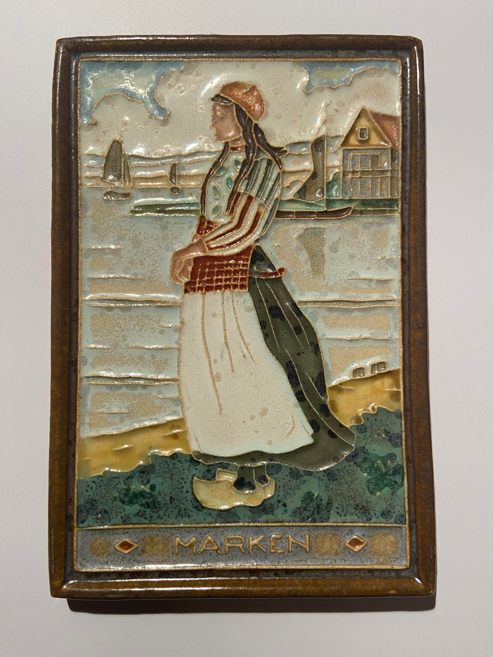 PFtegel Porceleyne Fles Delft Cloisonne tegel Marken vrouw