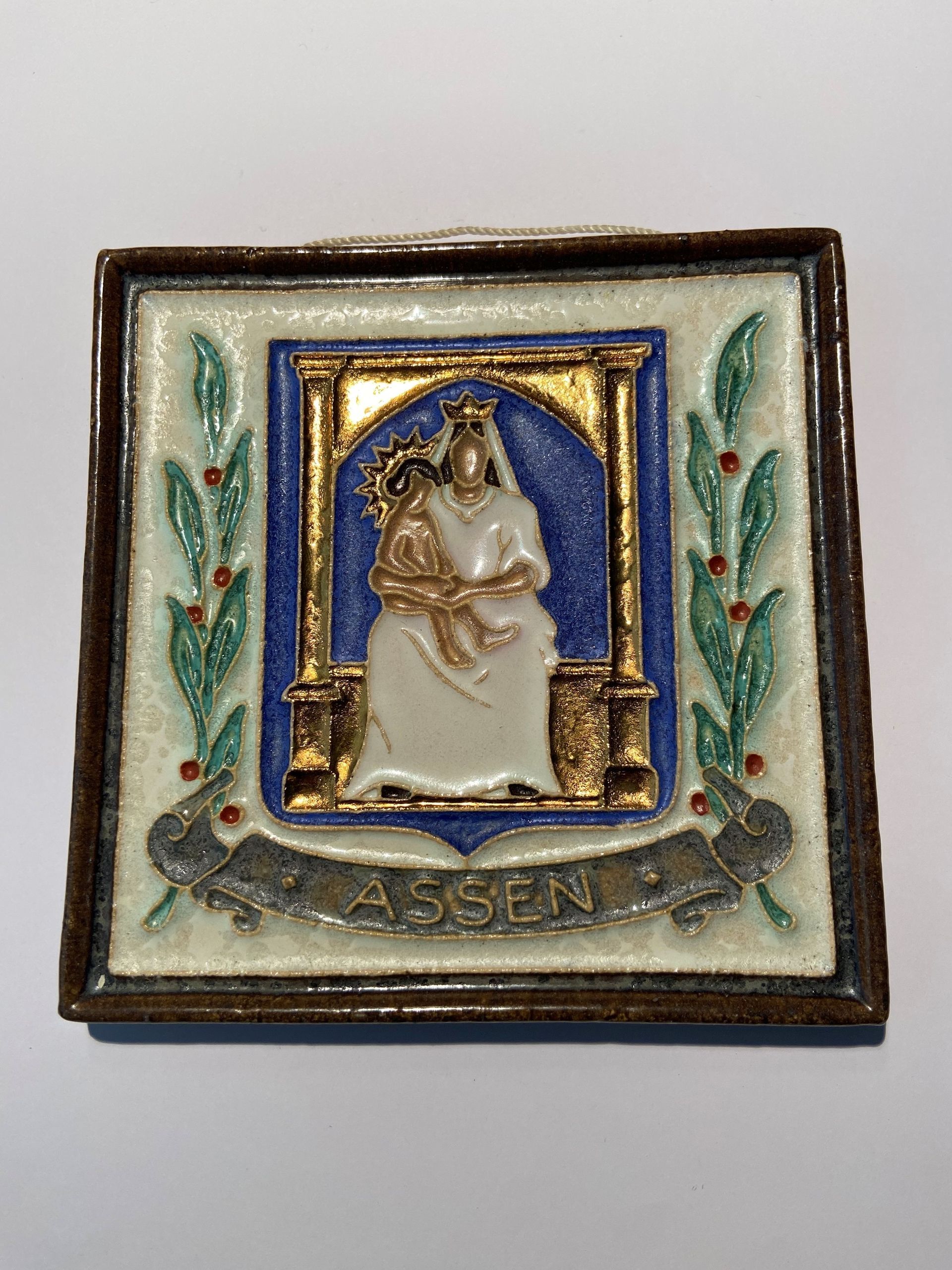 PFtegel Porceleyne Fles Cloisonné wapentegel Assen. Rear Royal Delft Tile. Porcelain tile Delft. Coat of arms.