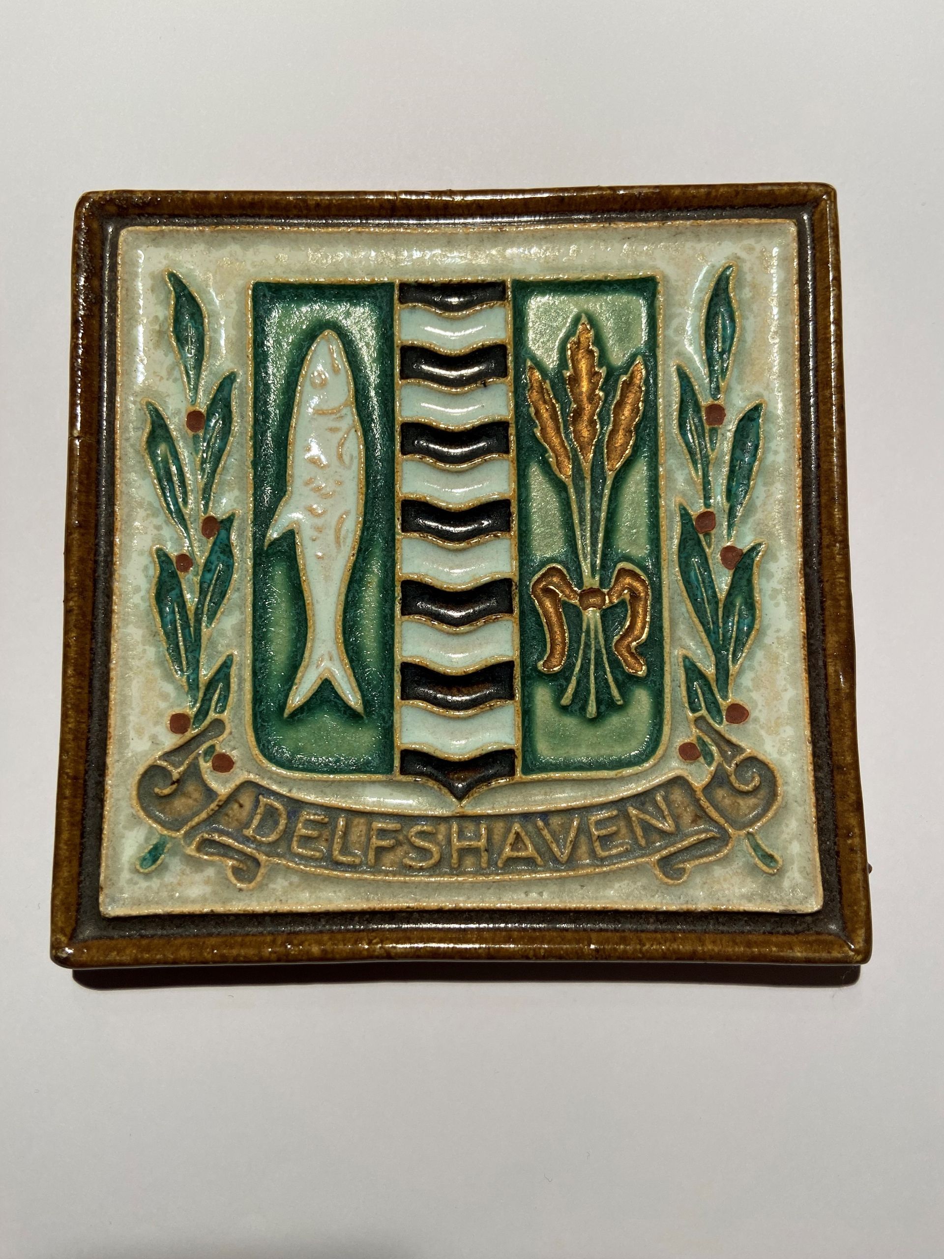 PFtegel Porceleyne Fles Cloisonné wapentegel Delfshaven. Rear Royal Delft Tile. Porcelain tile Delft. Coat of arms.