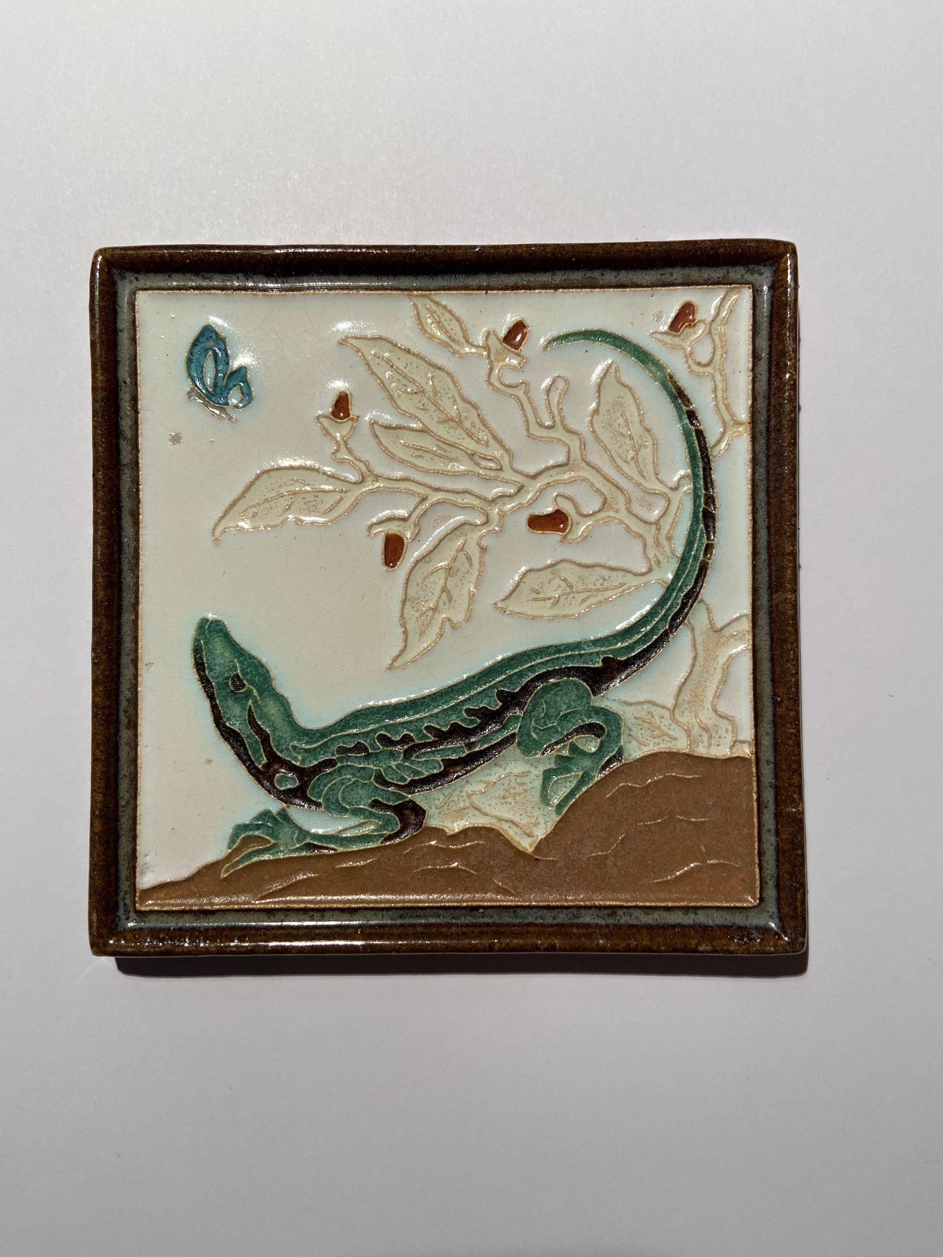 PFtegel Porceleyne Fles Delft Cloisonne tegel dieren hagedis met vlinder