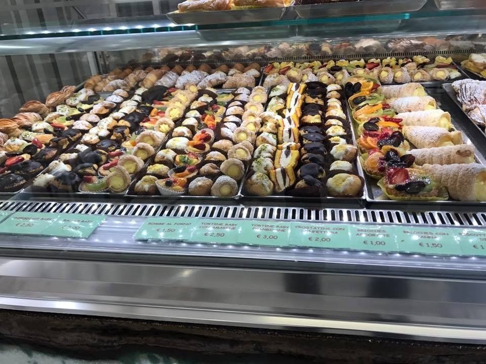 vassoi di dolci vari