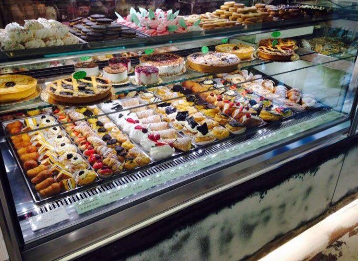 vista frontale banco dei dolci