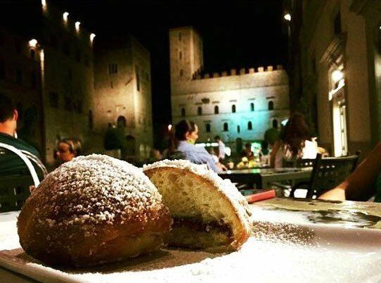 bomba al cioccolato in piazza centrale
