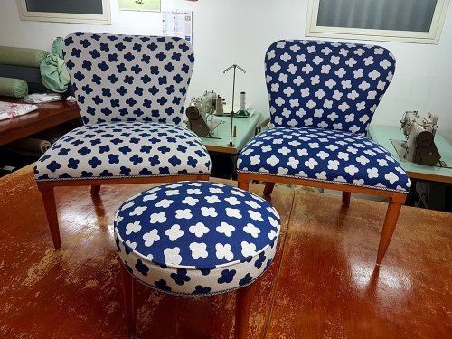 due sedie e uno sgabello  rivestito in una stoffa di color bianco e blu
