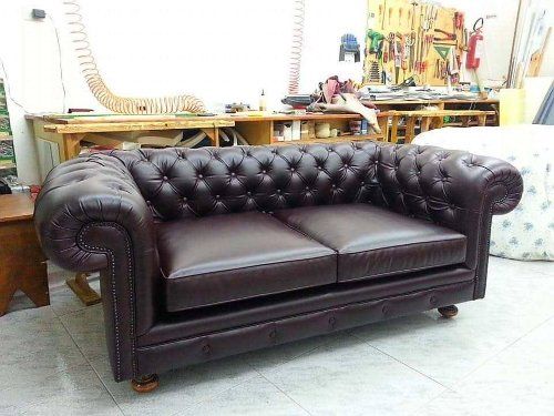 un divano di pelle di color viola