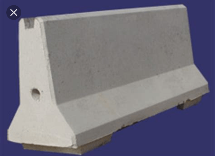 Barrera de hormigón gris sobre fondo azul.