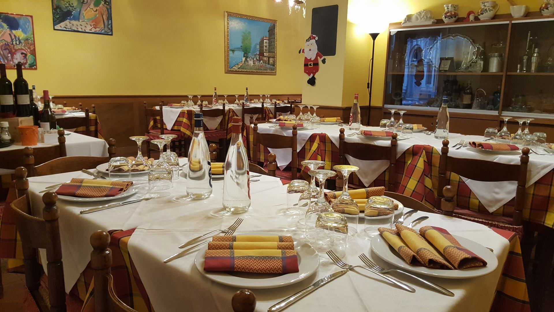 tavoli apparecchiati all'interno