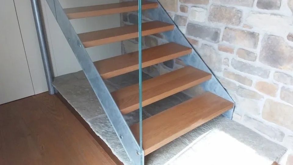 scale in legno con balaustra in vetro