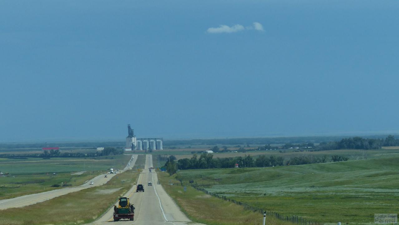 Getreidefelder und Getreidespeicher neben dem Trans-Canada Highway.