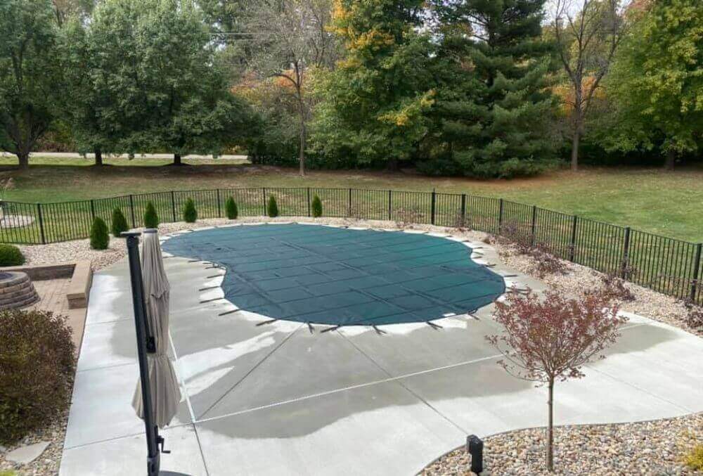 Bean shaped swimming pool with cover