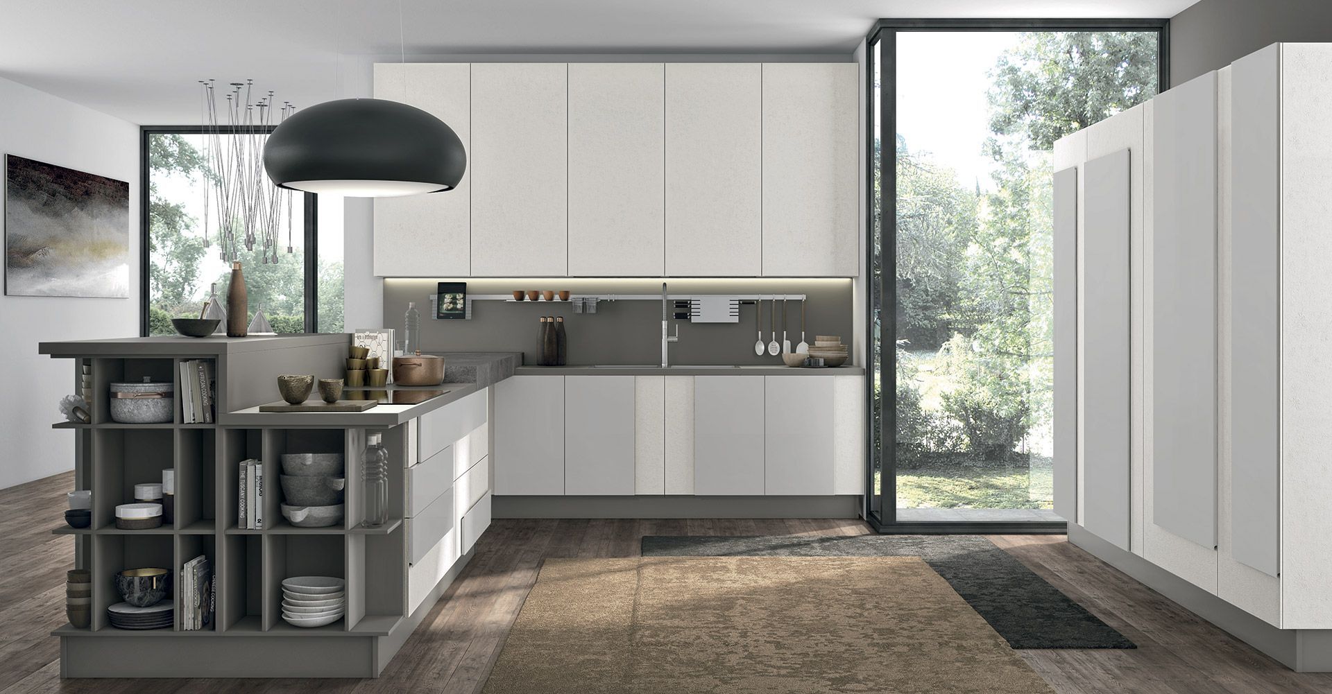 Una cucina con mobili bianchi e una grande finestra.