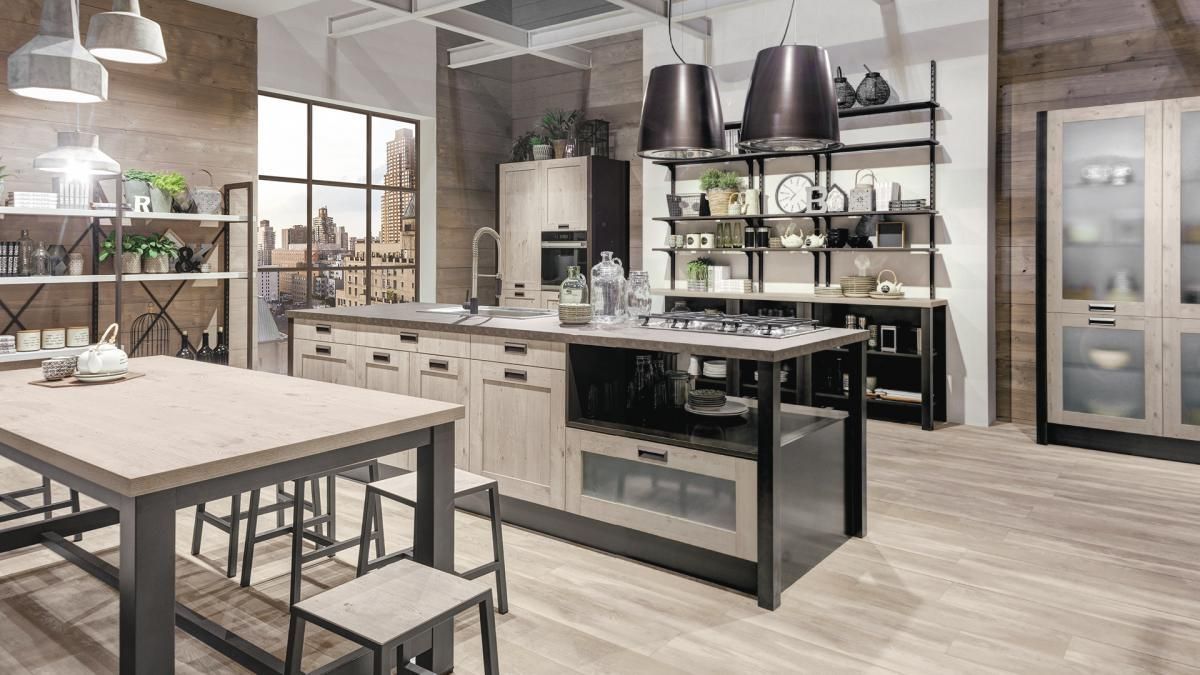 Una cucina con tavolo e sedie.