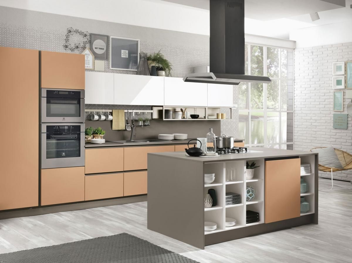 Una cucina con una grande isola al centro