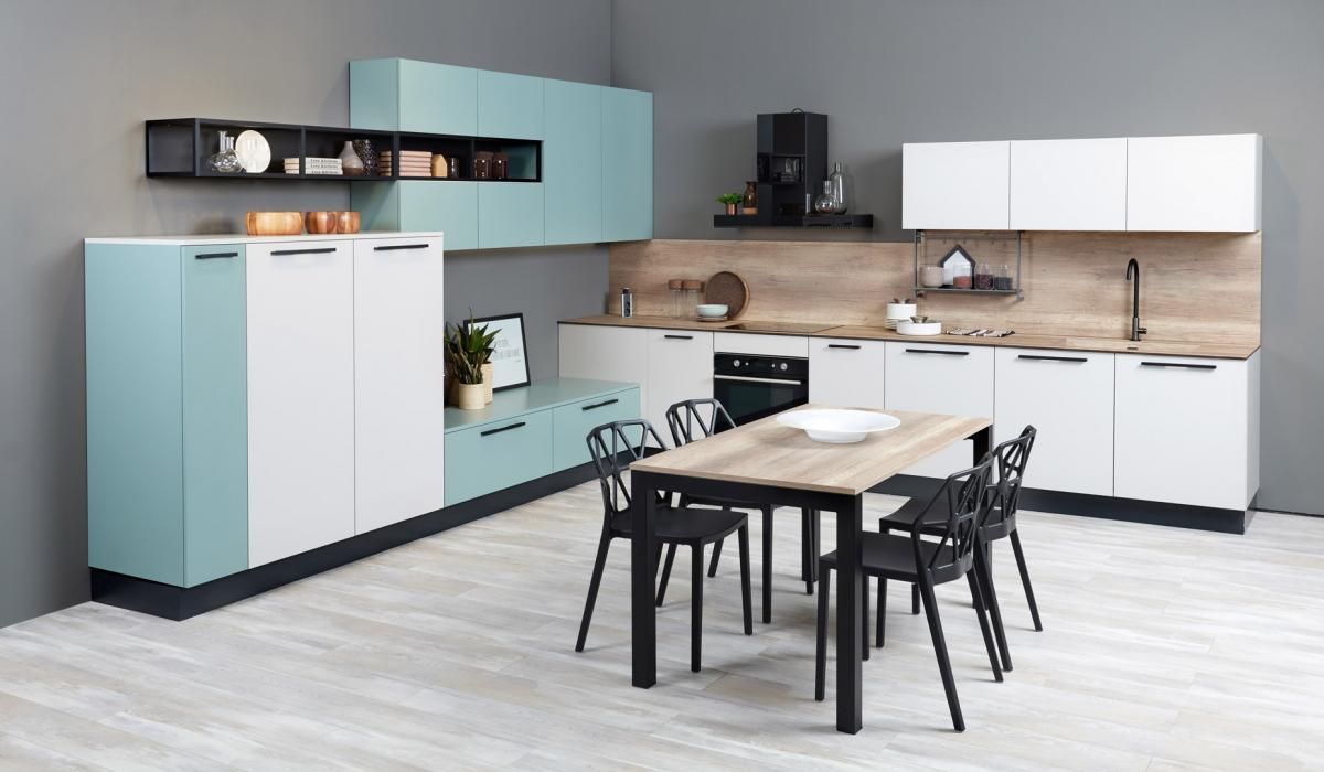 Una cucina con tavolo e sedie