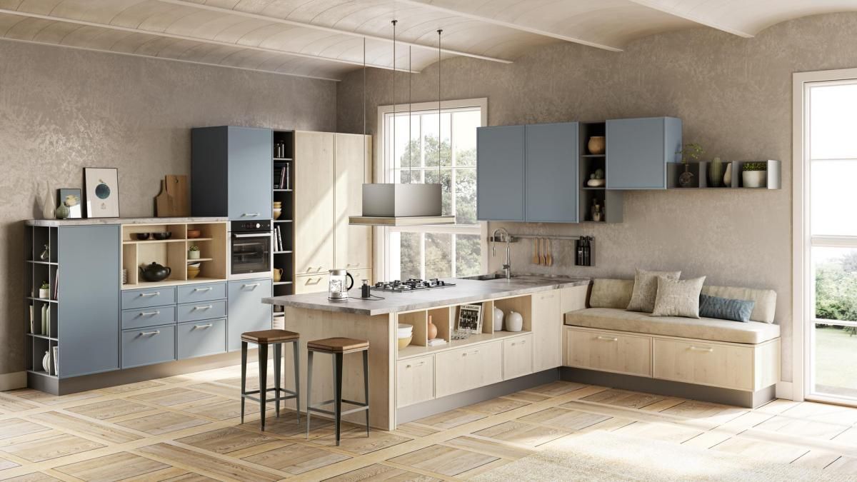 Una cucina con mobili e sgabelli blu e bianchi